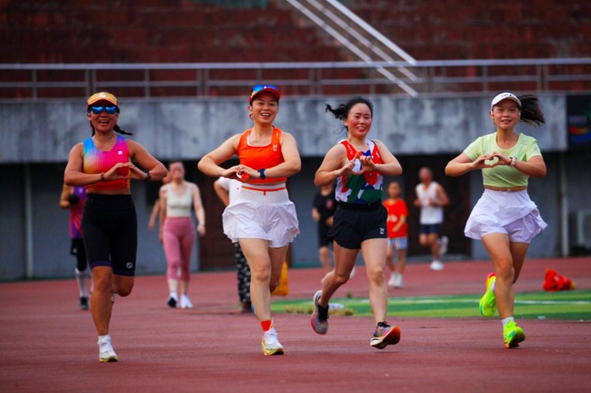 8月8日，黔江區(qū)體育場(chǎng)，跑步愛(ài)好者們正在跑步健身。特約攝影 楊敏