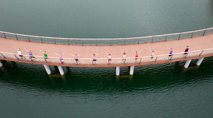 8月8日，墊江縣桂溪街道三合湖濕地公園，市民在晨練中（無(wú)人機(jī)照片）。特約攝影 龔長(zhǎng)浩 