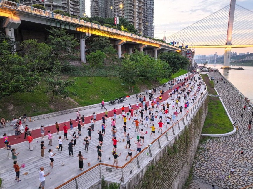 8月7日晚，沙坪壩區(qū)沙濱路，市民在中渡口碼頭景觀平臺(tái)散步鍛煉（無(wú)人機(jī)照片）。通訊員 郭晉 攝