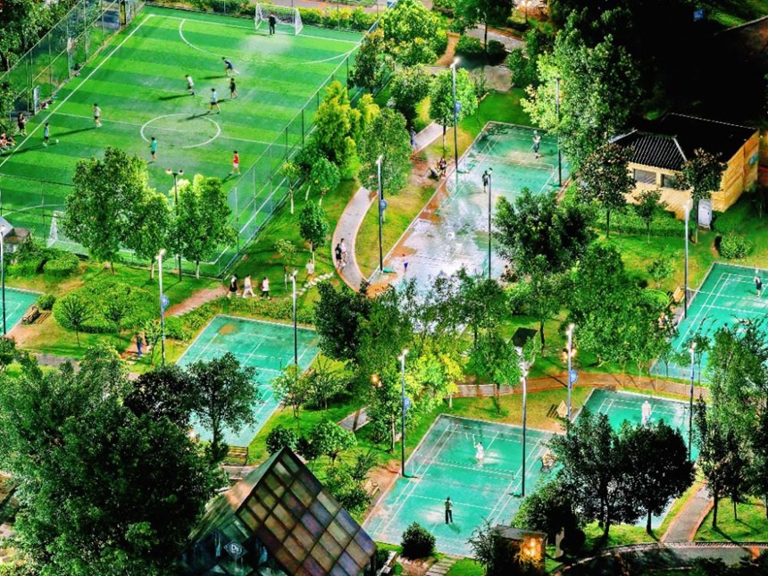 8月7日，萬(wàn)盛經(jīng)開(kāi)區(qū)文體中心羽毛球公園，市民正在進(jìn)行打羽毛球、踢足球、健步走等運(yùn)動(dòng)。通訊員 王瀘州 攝