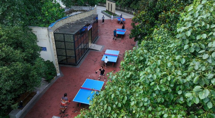 8月8日，酉陽(yáng)縣鐘多街道河濱口袋公園，市民在打乒乓球健身（無(wú)人機(jī)照片）。特約攝影 邱洪斌