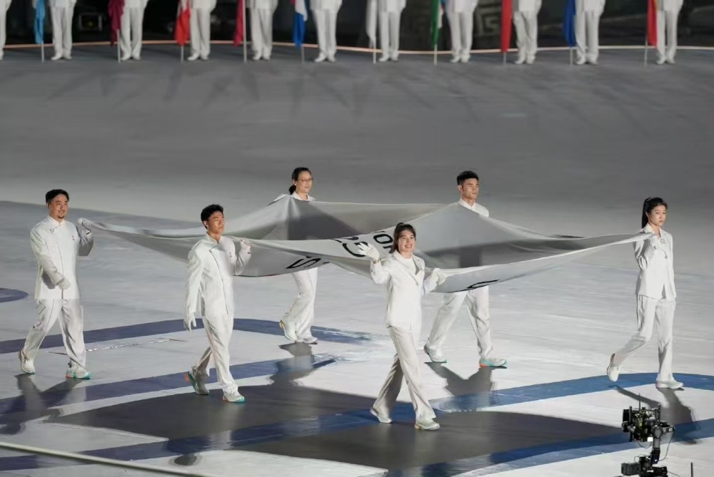 重慶運(yùn)動(dòng)員、杭州亞運(yùn)會(huì)武術(shù)冠軍何烽（右排中）擔(dān)任世運(yùn)會(huì)組委會(huì)會(huì)旗執(zhí)旗手。