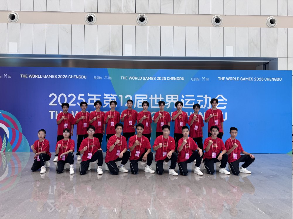 袁杰（前排左四）。受訪者供圖