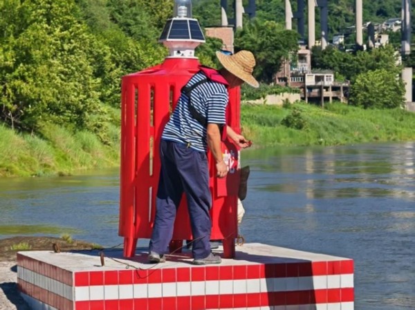 烈日下堅守的嘉陵江航道人。重慶市嘉陵江航道管理處供圖