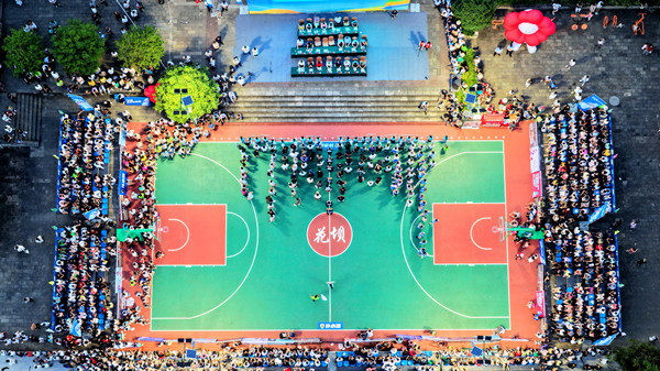 2025渝南黔北第九屆“醬史酒業(yè)·花壩杯”慈善籃球賽。石壕鎮(zhèn)供圖