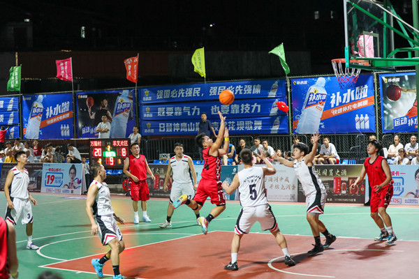 籃板下的激烈爭奪。周媛媛攝