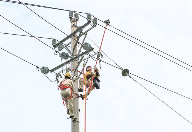 連日來，電力部門全力以赴保障我市企業(yè)和居民用電。圖為8月8日，重慶東站附近，工作人員在烈日下帶電作業(yè)。記者 謝智強 攝/視覺重慶