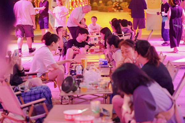 市民打卡“夜酒節(jié)”。重慶天地供圖