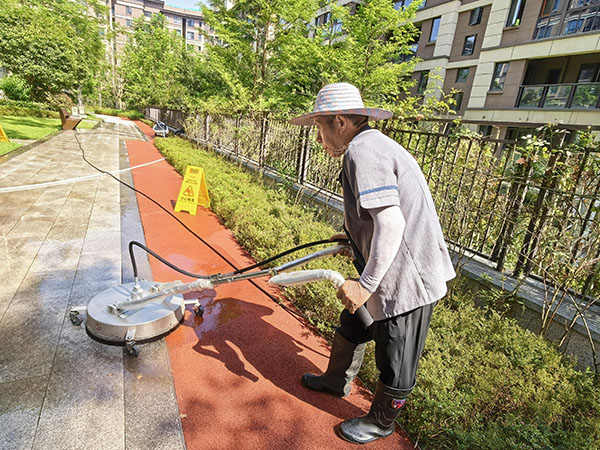 清掃公區(qū)。招商積余重慶公司供圖