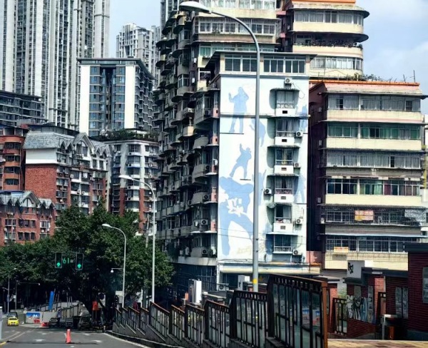 高樓上的涂鴉，是黃桷坪有別于其他地方的標(biāo)志之一。黃桷坪街道供圖