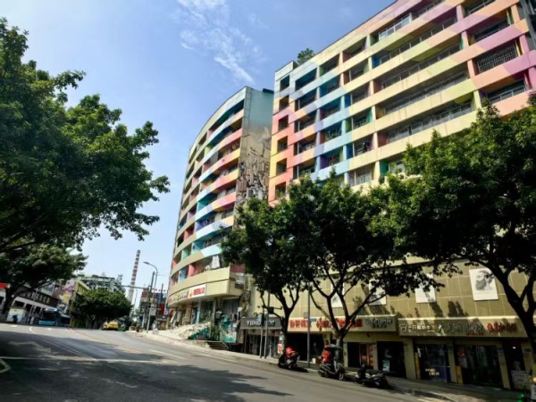 彩虹色的涂鴉讓大樓變得更有藝術(shù)氣息。黃桷坪街道供圖