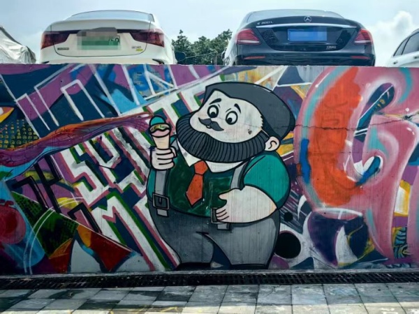 軌道站外的涂鴉呆萌可愛。黃桷坪街道供圖