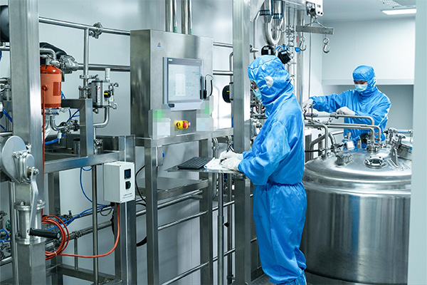 智翔金泰生產線上的科研人員。智翔金泰供圖