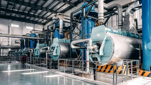 在珞璜電廠的污泥處置中心，工作人員操作設(shè)備將污泥送入鍋爐發(fā)電。受訪企業(yè)供圖