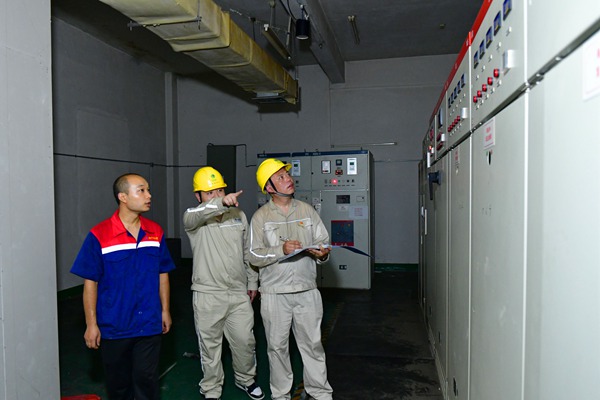 供電員工指導(dǎo)物業(yè)改接電源。國網(wǎng)重慶合川供電公司供圖