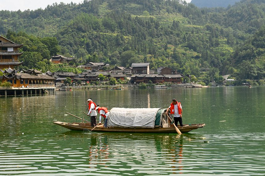 “河小青”志愿者們正在酉水河清漂。邱洪斌攝