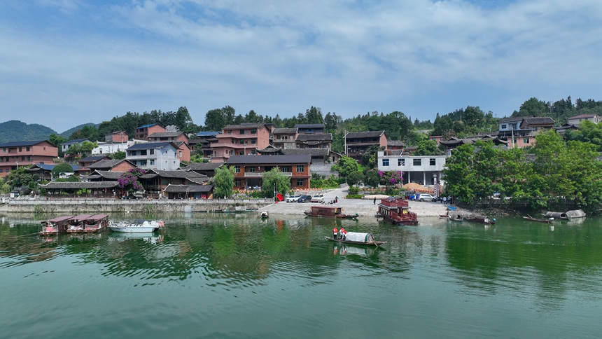 “河小青”志愿者們正在酉水河清漂。邱洪斌攝