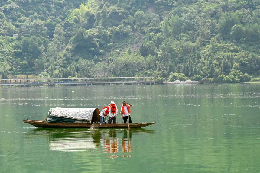 “河小青”志愿者們正在酉水河清漂。邱洪斌攝