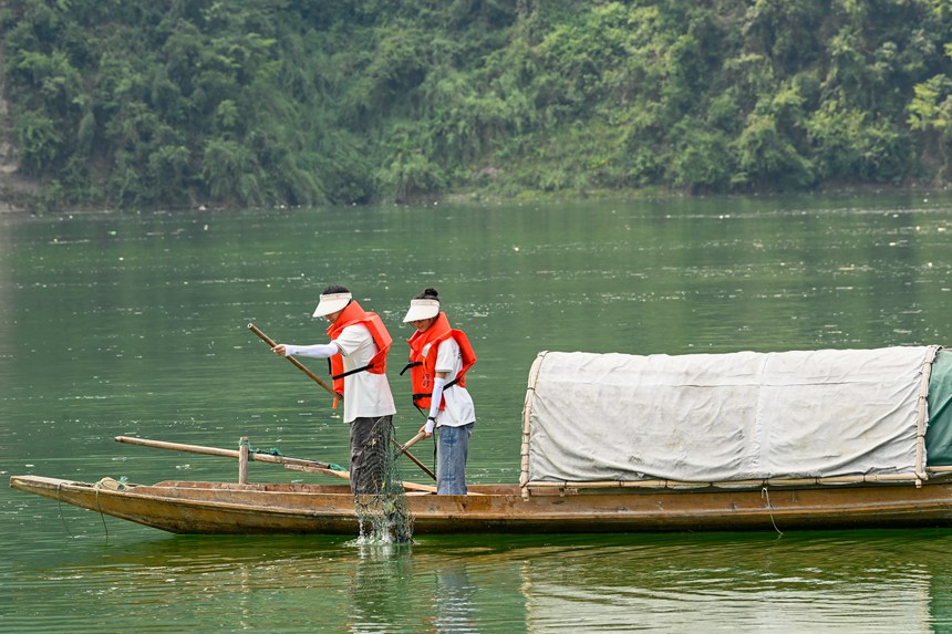 “河小青”志愿者們正在酉水河清漂。邱洪斌攝