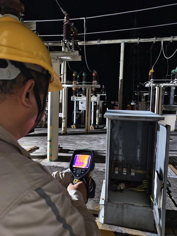 電力人員開展夜巡。國網(wǎng)重慶永川供電公司供圖