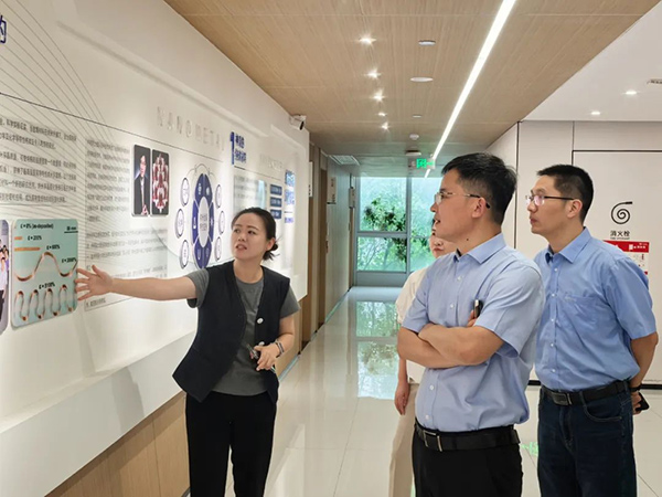 寶鋼軋輥科技有限責(zé)任公司相關(guān)負(fù)責(zé)人現(xiàn)場聽取重慶納米金屬研究院有關(guān)梯度納米技術(shù)(GNT)研發(fā)和產(chǎn)業(yè)化應(yīng)用。重慶納米金屬研究院供圖