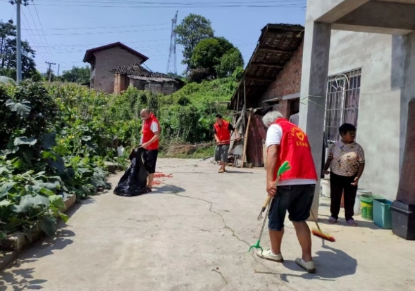 黨員服務(wù)隊的身影活躍在村中各處。牟萍攝