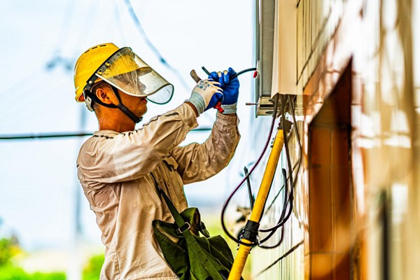電力人員為電表接線。國(guó)網(wǎng)永川供電公司供圖