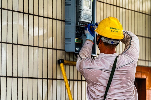 汗水打濕電力工作服。國(guó)網(wǎng)永川供電公司供圖