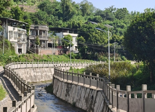 新安裝的太陽能路燈。韋鑫攝