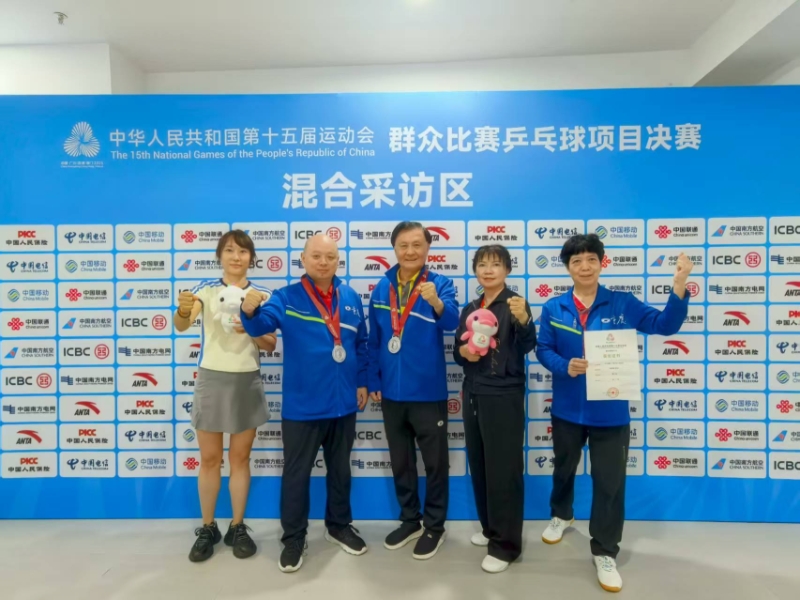 女子單打獲獎(jiǎng)?wù)吆徒叹毢嫌啊Ｊ衅箙f(xié)供圖