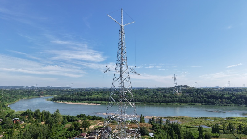 重慶送變電公司員工在嘉陵江畔開展“疆電入渝”工程受端500千伏配套工程（二期）跨江組塔。陳明月攝