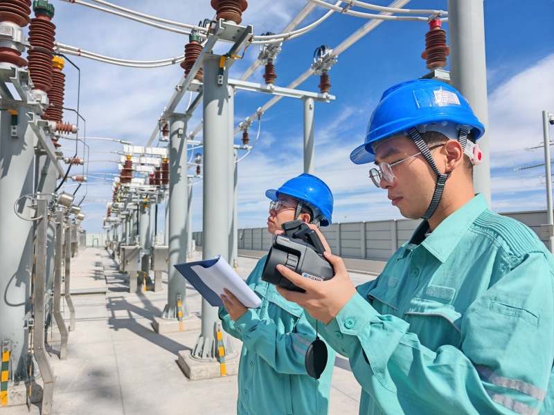 國網(wǎng)新疆電力有限公司員工在±800千伏巴里坤換流站降壓變區(qū)域開展紅外測(cè)溫及表計(jì)抄錄工作。馬文兵攝