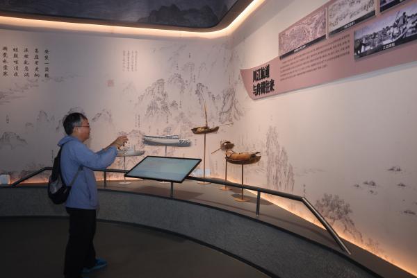 市民在江航運文化園展廳參觀。江北區(qū)委宣傳部供圖