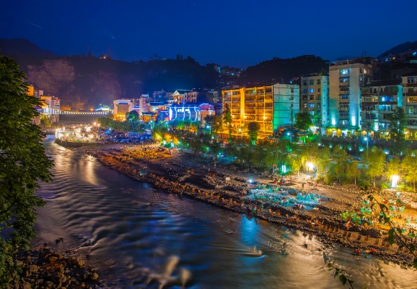 夜幕下的大寧河灘。巫溪縣文旅委供圖