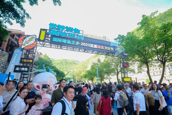2023巫溪烤魚文化節(jié)大寧古城人頭攢動(dòng)。受訪者供圖