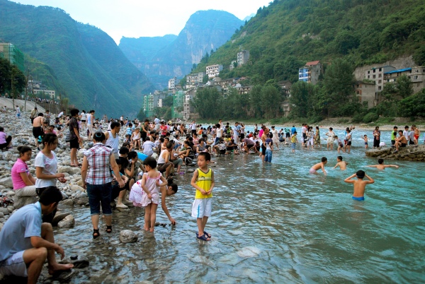 游客在大寧古城大寧河邊戲水。受訪者供圖