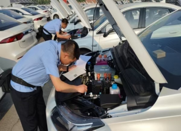 獲贈(zèng)錦旗。巴南區(qū)公安分局交通管理支隊(duì)供圖