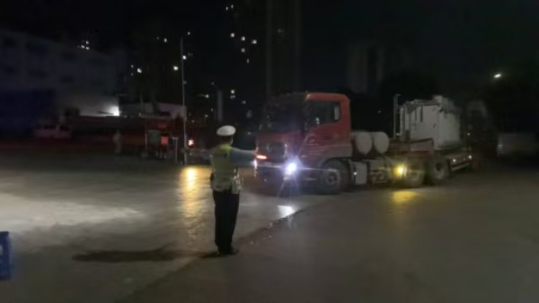 路面護(hù)航。巴南區(qū)公安分局交通管理支隊(duì)供圖