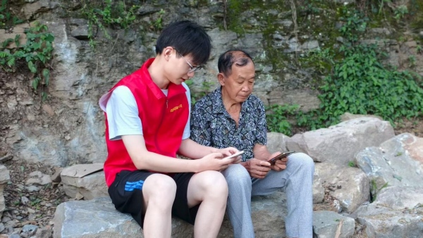 網(wǎng)格員幫助群眾通過“重慶基層智治平臺(tái)”發(fā)表需求建議。棲霞鎮(zhèn)供圖