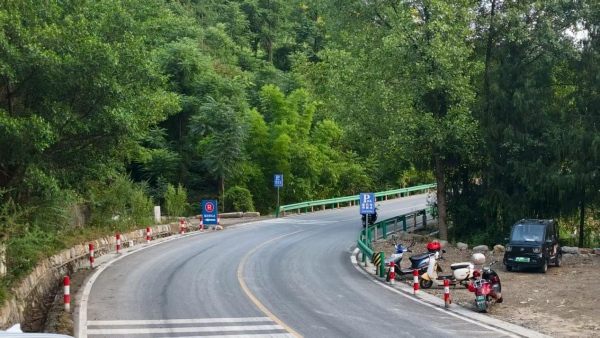 八字堰附近新設(shè)的臨時(shí)停車場(chǎng)。棲霞鎮(zhèn)供圖