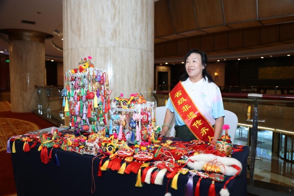 現(xiàn)場文旅產(chǎn)品展示。梁艷鋒攝