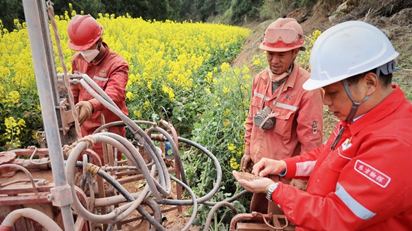 對(duì)礫石區(qū)進(jìn)行把脈問診。西南物探分公司鉆井工程中心供圖