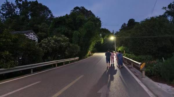 五布場鎮(zhèn)居民在路燈下散步。東溫泉鎮(zhèn)供圖