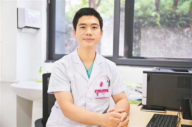 夏冰山擅于從細(xì)微處發(fā)現(xiàn)患者病因。本組圖片由記者梅耀攝/視覺重慶