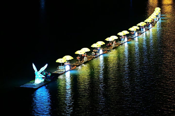 6月以來，重慶黔江濯水景區(qū)迎來旅游旺季，游船項(xiàng)目受游客熱捧。 景區(qū)供圖