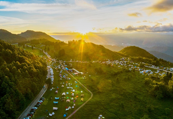今年石柱千野草場(chǎng)露營(yíng)狂歡季期間，眾多市民逃離城市熱浪，奔赴萬畝草場(chǎng)，感受山野清涼。景區(qū)供圖