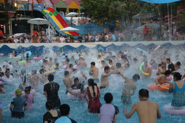 市民游客戲水納涼。景區(qū)供圖