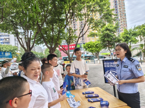 志愿者現(xiàn)場開展反詐宣傳。龍山街道供圖