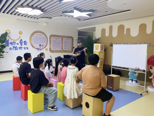 孩子們感受音樂魅力。任峰攝