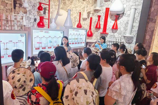 小朋友們?cè)谥貞c市青少年禁毒教育基地參觀學(xué)習(xí)。湛琳麗攝